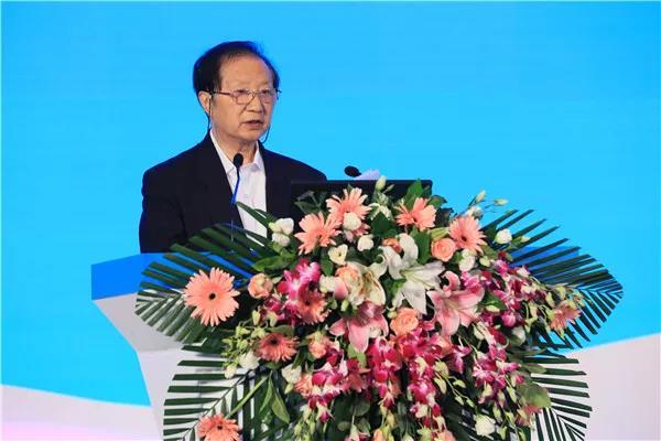 	中国储能网讯：6月27日，中国电动汽车百人会理事长陈清泰在中国(青海)锂产业与动力电池国际高峰论坛上表示，动力电池全球化竞争日益激烈，中国企业将逐步由国内市场向国际市场扩展，日韩企业也将进一步向中国市场发力，中国将成为动力电池竞争的主战场，欧美国家企业虽然在本轮竞争中失去了位置，但是他们已经在为下一阶段的竞争做布局，是潜在的强大竞争者。		▲中国电动汽车百人会理事长陈清泰	他认为，国内动力电池企业单兵独进这并不现实，电池企业应该提升对产业链的整合能力，通过战略合作、联盟合作和合资