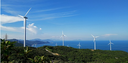  　　中廣核新能源受托管理的上川島風(fēng)電場是中國廣核集團(tuán)在華南地區(qū)投資建設(shè)的第一個風(fēng)電項目，總建設(shè)容量8.5萬千瓦，分兩期建設(shè)，共計安裝100臺丹麥VESTAS廠家生產(chǎn)的V52型風(fēng)機(jī)，于2010年9月9日全容量并網(wǎng)發(fā)電。

據(jù)測算，上川島風(fēng)場每年將向南方電網(wǎng)輸送2億千瓦時的清潔電能，每年可減少二氧化碳排放13.75萬噸，對改善江門地區(qū)特別是臺山市能源結(jié)構(gòu)，促進(jìn)節(jié)能減排，提高電力保障水平，保護(hù)生態(tài)環(huán)境和推動經(jīng)濟(jì)可持續(xù)發(fā)展具有重大意義