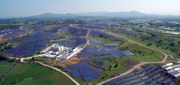 光伏行业正在经历政策调整后的阵痛。国家发改委、财政部、能源局三部门6月1日联合下发《关于2018年光伏发电有关事项的通知》（下称“新政”）