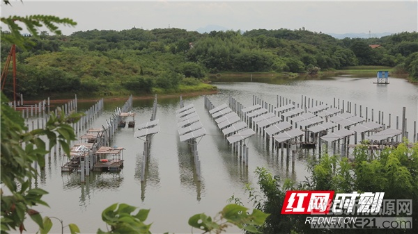  6月30日下午，湖南省衡陽縣首個“漁光互補”光伏發(fā)電項目——王陂塘水庫10兆瓦集中光伏扶貧電站一期成功并網(wǎng)發(fā)電，項目全部建成后，衡陽縣8109個易地搬遷貧困戶在未來20年，每年每人可獲得300元以上收益分紅。　

　

王陂塘水庫10兆瓦集中光伏扶貧電站位于衡陽縣西渡鎮(zhèn)咸中亭村，總投資7500萬元，采用“漁光互補”，在350畝水庫上架設(shè)3700塊太陽能光伏板，形成“上可發(fā)電，下可養(yǎng)殖”的發(fā)電模式