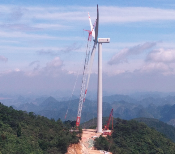                        6月29日，隨著8#機(jī)組葉輪與機(jī)艙成功對接，廣西武鳴安鳳嶺一期項(xiàng)目首臺(tái)機(jī)組順利完成吊裝。上海電氣助力新天綠色能源實(shí)現(xiàn)廣西風(fēng)電零突破