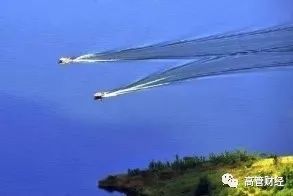 原标题:【经济要点】中国大幅放宽外商市场准入 在中美贸易争端升级的大背景下,中国最新版外商投资准入负面清单正式出炉。国家发改委和商务部6月28日晚间公布“外商投资准入特别管理措施(负面清单)(2018年版)”,清单长度由63条减至48条,一、二、三产业全面放宽市场准入,涉及金融、交通运输、商贸流通、专业服务、制造、基础设施、能源、资源、农业等各领域,共推出22项重大开放措施