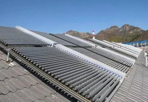 原标题:太阳能资讯:10万户!太原太阳能等清洁供暖再出大体量! 日前,太原市正式下发《太原市大气污染防治2018年行动计划》,今年太原将持续开展铁腕治污,重点治理控煤、治污、管车、降尘等。 替换高清大图 据了解,10月底前,太原市要完成“三县一市”(清徐、古交、阳曲、娄烦)平原地区清洁取暖改造10万户,“三县一市”要在10月底前将县城划定为高污染燃料禁燃区
