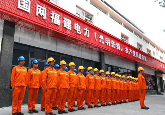 “光明先锋”党员服务队集结。
6月26日,又一轮副热带高压来袭,福建三明地区出现持续高温天气,三明市区气温达37摄氏度