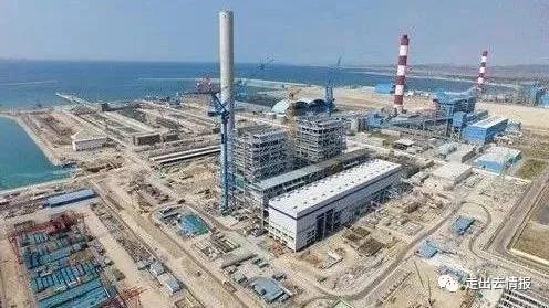 　　近日，中國(guó)建筑集團(tuán)有限公司所屬中建二局、中建三局承建的越南永新電廠一期工程1號(hào)機(jī)組一次性并網(wǎng)成功，標(biāo)志著項(xiàng)目從建設(shè)期開(kāi)始轉(zhuǎn)入運(yùn)營(yíng)期。該項(xiàng)目是迄今中國(guó)企業(yè)在越南的最大投資項(xiàng)目，也是中企在越南首個(gè)采用建設(shè)—經(jīng)營(yíng)—轉(zhuǎn)讓(BOT)投資模式的項(xiàng)目