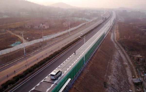                                         		2017年12月28日，全球首条1.1千米的光伏高速公路在济南亮相。 视觉中国 资料图	　　2017年12月28日，全球首条1.1千米的光伏高速公路亮相济南，引发全国以及世界各大媒体关注报道