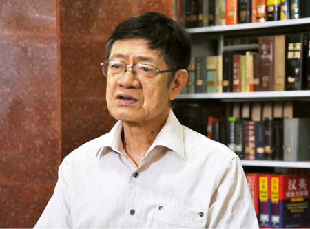 　　中国40年经济改革开放始终沿着这两条主线不断深化：　　第一条主线是推进所有制结构的调整和改革。　　第二条主线是经济运行机制的转轨和改革