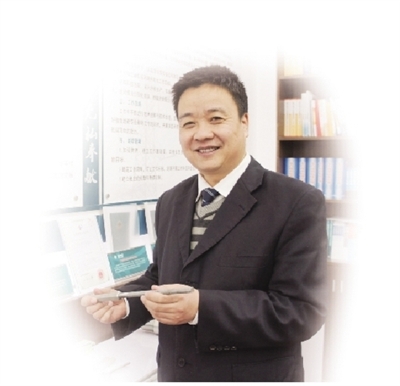                                                             　　6月15日，2018年度國家電網(wǎng)公司科技進(jìn)步獎(jiǎng)揭曉，山西晉城供電公司宰紅斌的研究成果“輸電線路采空區(qū)地質(zhì)災(zāi)害防治技術(shù)及裝置”摘取唯一工人技術(shù)創(chuàng)新一等獎(jiǎng)。當(dāng)有人追問宰紅斌如何看待這些創(chuàng)新成果時(shí)，他說：“成果全部屬于公司，我自己無權(quán)支配