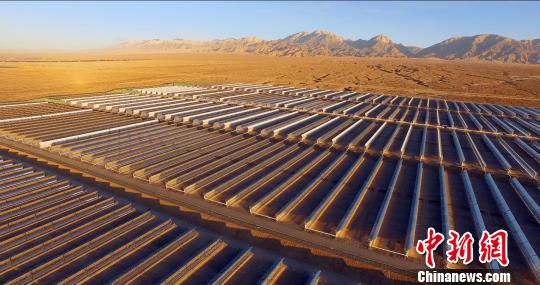 　　中广核新能源德令哈50兆瓦光热项目一次带电并网成功。中广核供图　　记者1日从总部位于深圳的中国广核集团(简称：中广核)获悉，6月30日晚间，中国首个大型商业化槽式光热电站——中广核新能源德令哈50兆瓦光热项目一次带电并网成功，使中国成为世界上第8个拥有大规模光热电站的国家