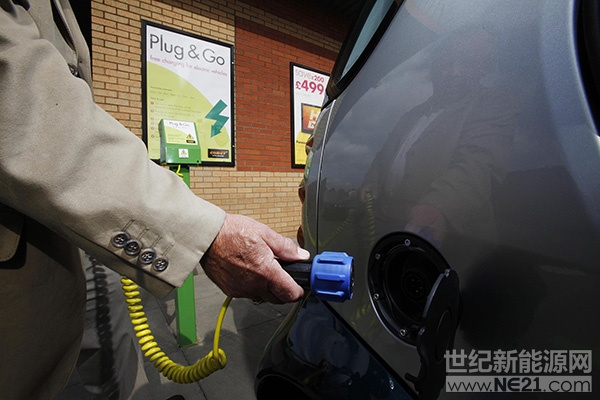 英国伦敦，顾客在充电点为电动车充电。视觉中国 资料图随着英国下决心逐步淘汰传统燃油车，其电动车发展处于加速状态