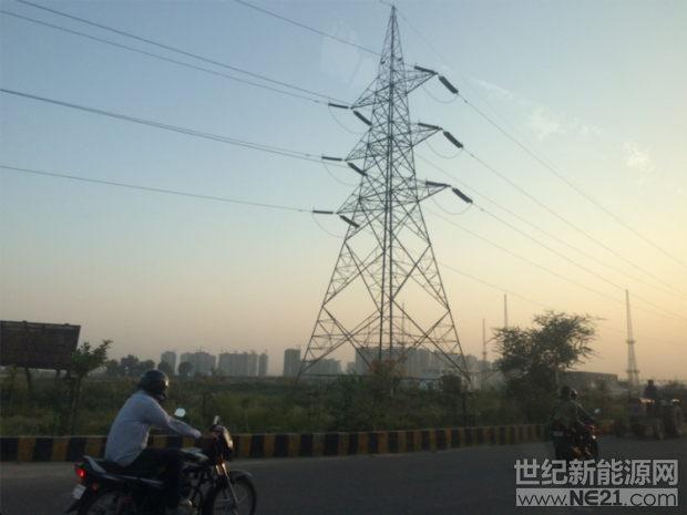 在印度最近举行的2GW跨邦传输系统并网太阳能项目拍卖中，印度太阳能电价达到最低点2.44印度卢比/kWh（合0.036美元）。自2017年5月以来，这是首次出现这种情况
