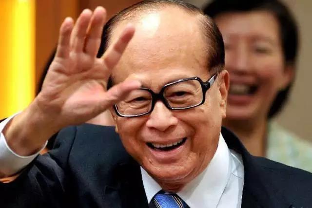 原标题：李嘉诚为何在早期会撤资国内的房地产市场？            文/华商韬略 近几年，李嘉诚长实系出售部分内地资产，每次动作，网络总会掀起一阵关于老先生是不是撤资内地的大讨论，众说纷纭。 【1】 从2013年，出售广州西城都荟广场和上海东方汇金中心开始，相继出售了旗下南京国际金融中心大厦、北京盈科中心、上海盛邦国际大厦、重庆大都会、陆家嘴世纪汇项目...... 近日，有分析人士梳理分析表示，此前李嘉诚出售内地资产，其本质是求稳，规避疯狂房价背后存在巨大债务风险