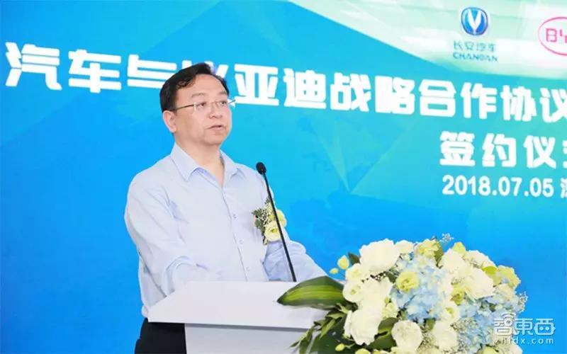 中国储能网讯:车东西7月5日消息,比亚迪今日与长安汽车在深圳签署战略合作协议,宣布组建合资公司,从事车用动力电池生产、销售等业务。比亚迪董事长王传福,长安汽车总裁朱华荣等高层出席签约仪式