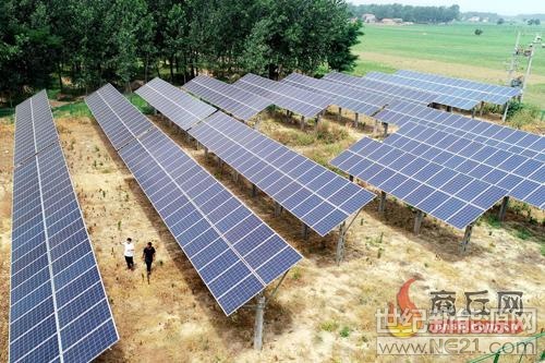 睢縣村級光伏電站總裝機容量41.9兆瓦，涉及114個貧困村180個自然村，扶持貧困戶5237戶，每戶每年可實現(xiàn)增收3000元以上。目前已實現(xiàn)穩(wěn)定發(fā)電裝機容量21兆瓦，日發(fā)電量約4.2萬度