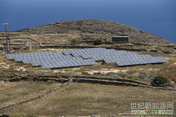 周一希腊太阳能项目拍卖分为两类:第一类涉及500KW~1MW光伏项目,第二类涉及1MW~20MW光伏项目。第一类的成功竞标价格从每兆瓦时75.87欧元到每兆瓦时80欧元不等,共招标83个总计53.48MW的光伏项目;第二类拍卖进一步降低了希腊太阳能发电的价格,最低报价为每兆瓦时62.97欧元,最高每兆瓦时71欧元,共招标8个总计52.92MW的光伏项目;还有涉及风能项目的拍卖,共招标7个总计170.92MW的风电项目,最低报价为每兆瓦时68.18欧元