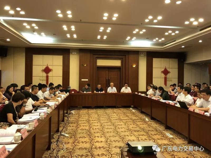 中国储能网讯:2018年7月5日-6日,国家能源局南方监管局在广东东莞组织召开“南方(以广东起步)电力现货市场交易规则专家研讨会暨市场监管研讨会”,邀请了国家能源局相关司、南方能源监管局有关负责同志,广东省发展改革委、经济和信息化委员会相关部门负责人,中国科学院院士王锡凡、清华大学教授夏清等电力系统专家,电力调度机构、电力交易机构、电网企业相关负责人及主要电力企业、电力用户代表等130余位代表参会。
会议对南方(以广东起步)现货市场模式下