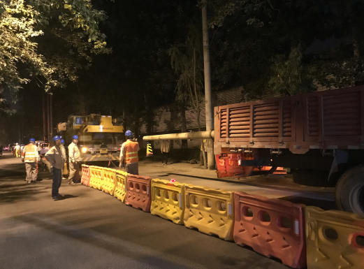 黃寺大街拔電線桿現(xiàn)場 蘇南攝　　 7月6日深夜，在北京市西城區(qū)南禮士路架空線入地工程現(xiàn)場，國網(wǎng)北京市電力公司工作人員正在進行設(shè)備吊裝操作。當晚，南禮士路、黃寺大街、幸福大街、南橫西街、白廣路等18個施工現(xiàn)場同時火熱作業(yè)