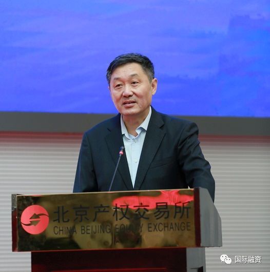 原标题：国富资本董事长​熊焰：新时代的新能源投资            中国数字经济正处在从量变到质变的关键节点，围绕推动AI与金融深度融合，助力培育绿色新动能之主题，7月6日，由国际融资杂志策划，携手北京产权交易所、北京金融资产交易所、北京环境交易所共同主办的“2018（第九届）清洁发展国际融资论坛暨2018（第八届）‘十大绿色创新企业’颁奖典礼”在北京产权交易所大厅成功举行。以下为第一单元主题论坛演讲实况（之二） 主持人高佳卿（北京产权交易所常务副总裁、北京要素市场协会会长）介绍国富资本董事长熊焰先生