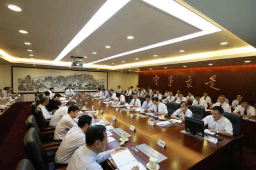 7月6日,国家电网公司党组理论学习中心组进行专题学习,传达学习习近平总书记在全国组织工作会议上的重要讲话精神,贯彻学习陈希同志的总结讲话精神,就认真抓好贯彻落实作出部署。公司党组书记、董事长舒印彪主持会议并讲话