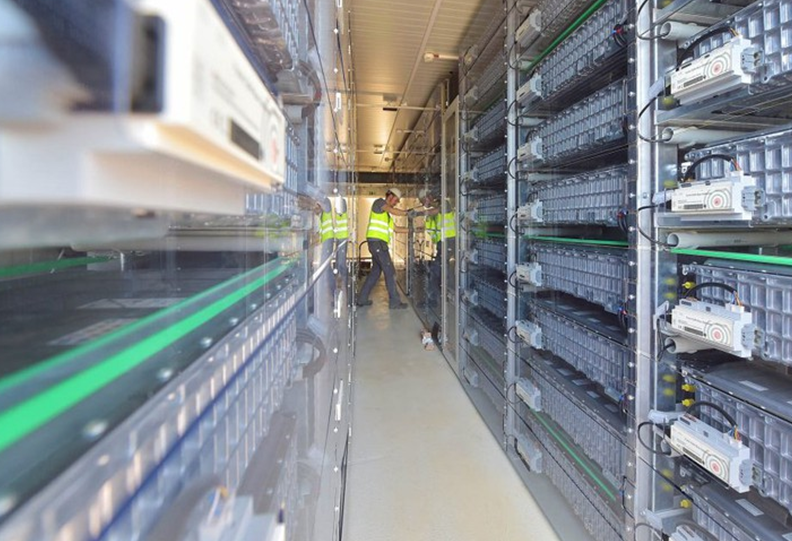 	中国储能网讯：德国太阳能和电池储能厂商Belectric公司日前表示，最近在德国和英国部署了三个电池储能系统，其总容量为43兆瓦时。		这些储能设施使用来自不同生产制造商的全新和二次利用的汽车电池，并提供频率响应和相关系统服务