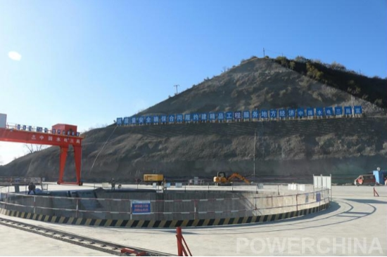 　　日前，由水電三局第一分局承建的河北豐寧抽水蓄能電站引水系統(tǒng)二期4號上斜井、5號豎井順利貫通。這是該項目主體工程建設(shè)取得的又一重大階段性勝利