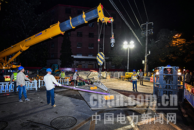 　　7月7日凌晨，在北京市西城区南礼士路架空线入地工程现场，国网北京市电力公司工作人员正在进行设备吊装操作。　　当晚，南礼士路、黄寺大街、幸福大街、南横西街、白广路等18个施工现场同时火热作业中