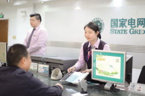 　　为更好服务小微企业用电，国网北京电力推出低压报装接电&ldquo;三零&rdquo;（零上门、零审批、零投资）专项服务。程伟 摄　　当前，我国经济已由高速增长阶段转向高质量发展阶段