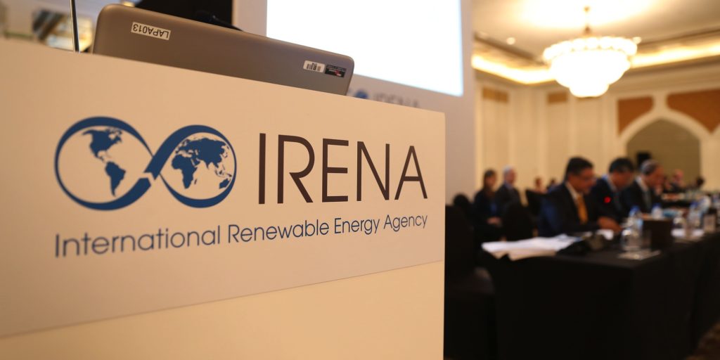 　　&nbsp;国际可再生能源机构IRENA表示，加速可再生能源的部署也可以使全球GDP增长1%，社会福利增加15%，与常规业务相比，到2050年，可再生能源可以占到近2900万个工作岗位，高于目前的1030万个。　　IRENA的分析报告发现，可再生能源和能源效率相结合可以达到实现降低能源领域碳排放90%，从而实现巴黎气候协议中全球升温低于2摄氏度目标