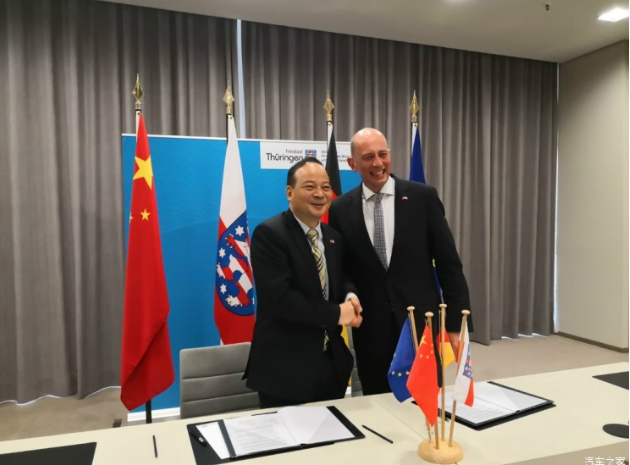 　　&nbsp;德国时间7月9日下午，柏林总理府，在中国国务院总理李克强和德国总理默克尔的共同见证下，宁德时代新能源科技股份有限公司与德国图林根州州政府签署了一份投资协议。根据协议内容，宁德时代将投资2.4亿欧元（约折合18.7亿人民币），在联邦德国图林根州埃尔福特市设立电池生产基地及智能制造技术研发中心