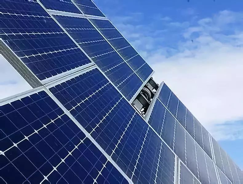 原标题：光伏巨头英利遭纽交所摘牌 激进扩张吃苦果            光伏巨头英利遭纽交所摘牌 “中国首个世界杯赞助商”成长之痛 昔日光伏巨头英利如今已经走过二十个年头，但并未如孔夫子所言“二十弱冠”，能否走到“三十而立”仍未可知。北京时间6月30日，英利绿色能源（NYSE：YGE）发布公告称，于6月28日收到纽交所通知，表示已决定着手撤除该公司美国存托股票（ADS）的交易，这意味着英利被纽交所摘牌