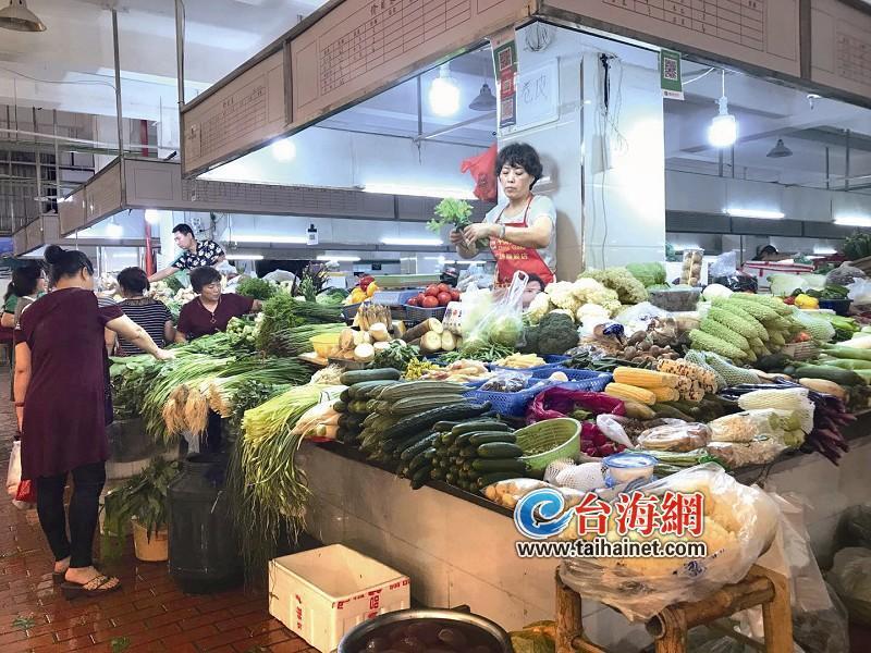 原标题：漳州上半年 CPI同比上涨1.1%　能源、鲜菜、禽肉、茶及饮料均呈现上涨             台海网7月13日讯 （海峡导报记者 赖雅红 文/图 通讯员 刘洪仁）昨日来自漳州市统计局调查队的数据显示，与去年上半年相比，今年上半年，漳州居民消费价格上涨幅度为1.1%，明显低于全国2.0%的价格上涨幅度，也低于全省1.5%的上涨幅度，在全省九地市中位列第七，价格上涨水平处近年来低位。 其中，能源、鲜菜、禽肉、茶及饮料均呈现上涨，而猪肉快速下跌后企稳回调，鲜瓜果价格普涨后回跌
