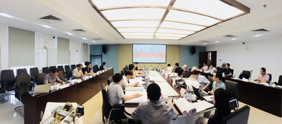 　　【中国仪表网 仪表会议】在原机械工业部沈烈初副部长和陆燕荪副部长关心和推动下，受大连光洋科技集团有限公司委托，2018年7月4日机械工业仪器仪表综合技术经济研究所(以下简称仪综所)在亦庄基地组织召开了&ldquo;大连智能制造装备产业园采用大数据+互联网+物联网+人工智能，实现数字化、网络化、智能化工厂管控实施方案研讨会&rdquo;。原机械工业部沈烈初副部长和陆燕荪副部长，大连光洋科技集团有限公司董事长于德海教授、机械工业第六设计研究院有限公司(以下简称中机六院)副总经理朱恺真教授、中国航天科工集团