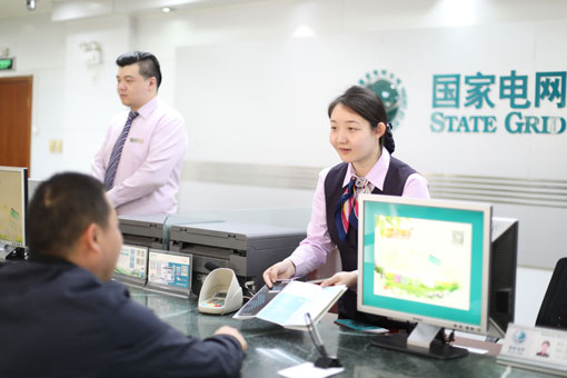 				当前，我国经济已由高速增长阶段转向高质量发展阶段。推动经济高质量发展，不仅要继续改善基础设施等“硬环境”，更要通过体制机制创新，优化营商环境，在“软环境”上有新突破