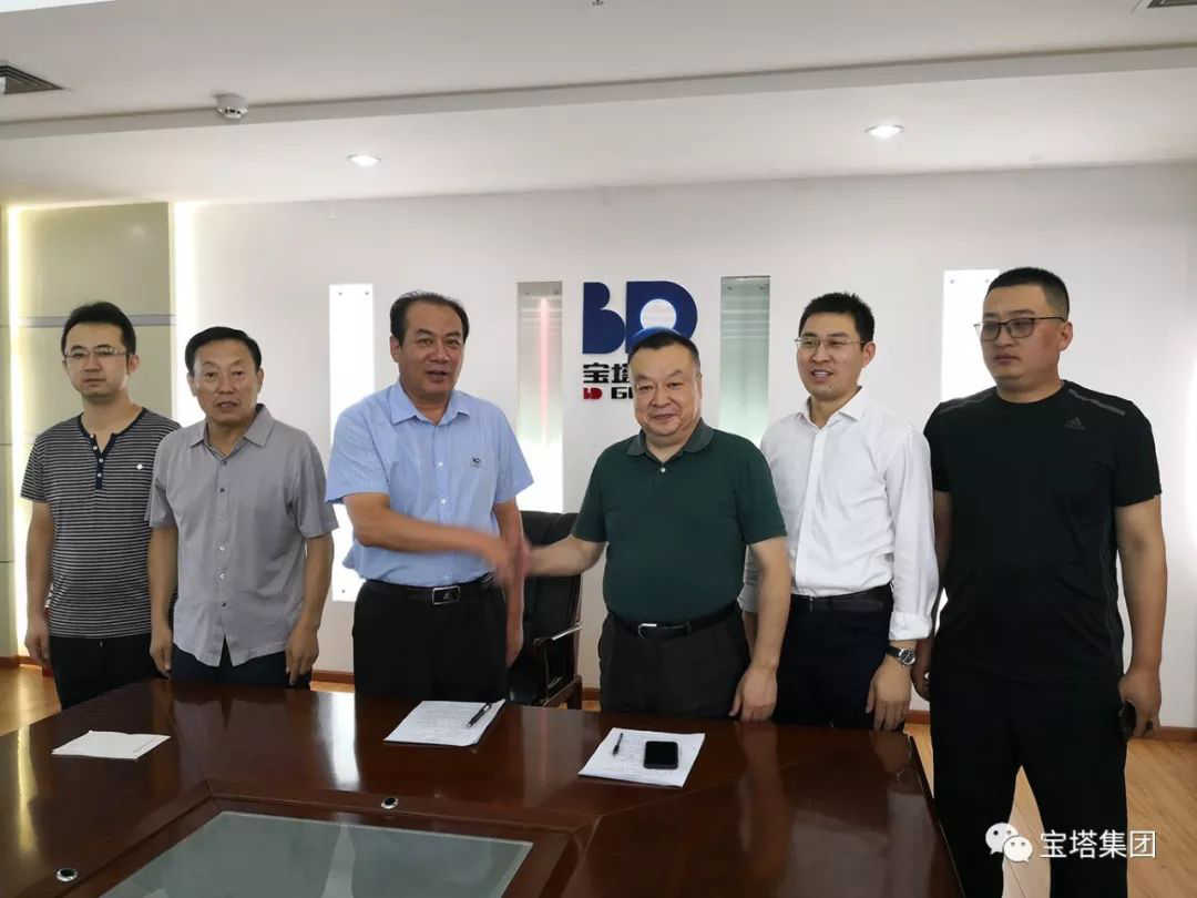 原标题：深度合作互利共赢：宝塔石化集团与萨沃能源公司签署原油供应协议            7月12日上午，在宝塔宁夏区大厦18楼会议室，宝塔石化产业集团董事长张发军与浙江萨沃能源有限公司总经理高小占共同签署合作协议。石化产业集团副总经理梁玉新、财务总监马俊豪以及国际贸易公司、供应管理公司、销售管理公司相关负责人一同参加了签约仪式