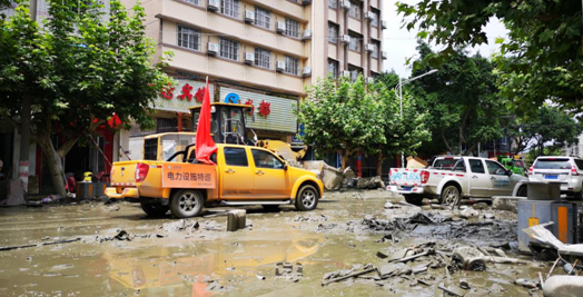 　　7月13日，经过夜以继日的抢修，成都市金堂电网因洪水停运的35千伏变电站全部恢复运行、35千伏线路恢复供电2条、10千伏主线恢复供电35条，全线正常送电6条、恢复供电配变339台、供电用户21700户，县委县政府、110指挥中心、妇幼保健院等重要客户均已恢复供电。　　金堂县洪水退去后的电力特巡　　7月10日以来，受到持续暴雨的影响，成都市金堂县城大部分地区及多个乡镇遭受到了严重的洪涝灾害，造成3条35千伏线路、2座35千伏变电站、58条10千伏线路、1852个配电变压台区停电，涉及用户176