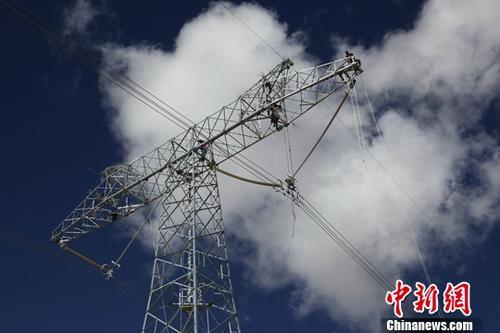 原标题：国家能源局回应用电数据“不一致”：统计方法调整                            资料图：电网。中新社记者 罗云鹏 摄  中新社北京7月14日电 (记者 周锐)针对外界对于6月份中国用电量数据中出现的“不一致”情况的关注，中国国家能源局14日回应说，这是因为对相关数据的统计按照新的标准作出了调整