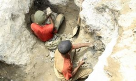 	中国储能网讯：据外媒报道，日本松下电器产业株式会社一名高管表示，为降低成本，该公司计划在未来2-3年将量产车用电池的钴含量减半。	松下汽车业务负责人Yoshio Ito在一次媒体圆桌会议上称，该公司已研发出了该类电池，但在量产之前需要进行各种评估