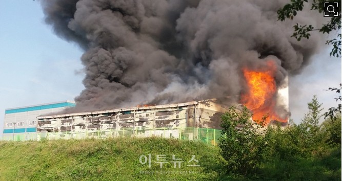 	中国储能网讯：据韩媒e2新闻报道，进入今年以来，仅灵岩、庆山就发生过两起电池爆炸事故，经确认属某公司统一供应产品……具体事故原因目前不明。	 	连接灵岩风力发电厂的ESS设备发生火灾，造成706㎡规模电池建筑和3500块以上锂电池全部烧毁