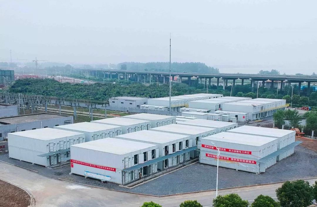 	再创奇迹！南都电源为大规模分布式储能建设提供典范	中国储能网讯：7月5日，由国网镇江供电公司部署、国网江苏综合能源服务有限公司租用、南都电源投资建设的飞达集团20MW/160MWh智慧储能电站成功并网，标志着我国模块化预装储能电站技术已进入大规模应用阶段。		 		该电站是国网江苏电力迎峰度夏的重点工程，同时也是目前国内最大规模的模块化预装式储能电站