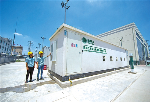 　　7月18日，技术人员在江苏镇江建山电网储能电站进行投运前巡视检查。当日，江苏镇江电网储能电站工程正式并网投运