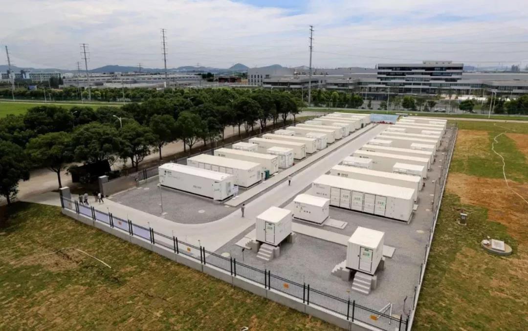 中国储能网讯:为缓解镇江地区2018年电网迎峰度夏供电压力,由国网江苏综合能源公司协调镇江供电公司,在镇江东部各个大容量变电站(供电侧)实施锂电池储能电站建设,国网江苏省电力有限公司发策部牵头拟建设总规模101MW/202MWh储能电站,提高镇江东部电网的调峰调频能力,为可再生能源的规模开发提供支撑。
力信能源参与承建北山及五峰山储能电站,共计40MW/80MWh