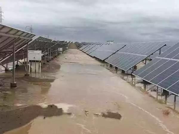 中国储能网讯:7月14日7点10分,黄河公司海西发电部运维人员巡视发现洪水流入格尔木光伏电站升压站东侧排洪沟;7点50分,发现电站升压站西侧来水,且水势较大,漫过电站硬化道路,流入子阵后立即进行了汇报。黄河公司海西发电部接到汇报后高度重视,于8点00分启动了《海西新能源发电部防汛应急预案》,调集抢险物资,随即组织人员赶赴现场进行现场救援