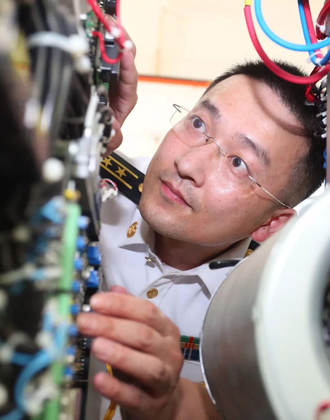                        据新华社报道， 中央军委主席习近平日前签署通令，给3名个人记功。其中海军工程大学某研究所所长、教授肖飞被记一等功