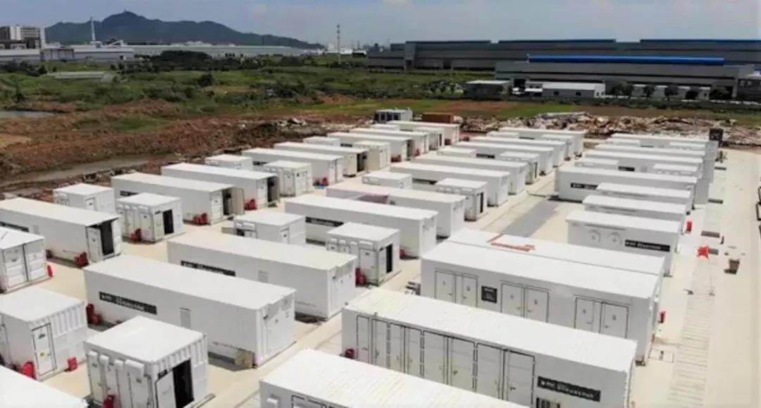 　　&nbsp;随着气温一天天升高　　江苏各地均开启了“烧烤模式”　　小伙伴们在家空调全开　　电网的用电负荷也与日俱增　　2017年夏天，江苏电网最高用电负荷已达到1.02亿千瓦，超过德国、韩国等国的最高用电负荷。　　据预测，今夏江苏最高负荷将再增长10％，达到1.12亿千瓦！　　我们都知道，电是即发即用的