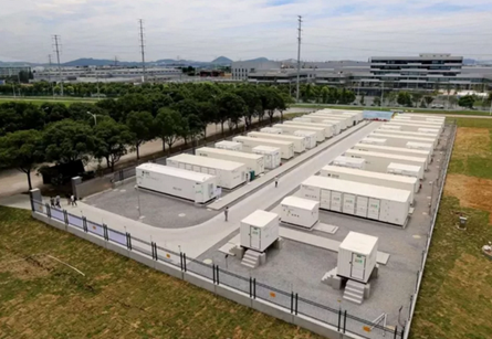 　　高工鋰電近日獲悉，力信能源參與承建的江蘇鎮(zhèn)江東部儲能電站項目中北山及五峰山儲能電站項目，現(xiàn)已建設(shè)完成并投入使用，共計40MW/80MWh。其中北山儲能電站被國網(wǎng)江蘇電力列為示范項目