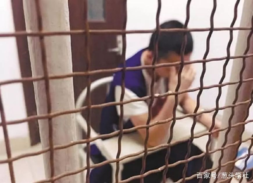 原标题：坐飞机也要去东北偷：东北究竟有什么魔力？            投资不过山海关，小偷偏爱东三省，一个魔幻的地方。   1  东北，从共和国长子到经济衰退  日前，东北警察抓获了三个入室行窃的小偷
