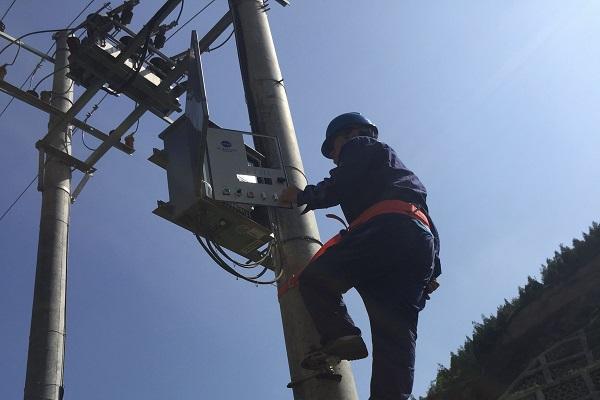 　　為夯實電網安全運行基礎，利用雨后天晴時機，淳化分公司積極開展配網自動化設備巡檢消缺專項活動，以“科技＋”助推企業(yè)健康發(fā)展?！　?，配網自動化裝置集節(jié)省時間、人力、物力等眾多優(yōu)勢于一體，利用配網自動化裝置的遙控、遙測、遙信優(yōu)勢，實現遠程負荷檢測、開關拉合等功能，在突發(fā)緊急故障、日常檢修工作中發(fā)揮了不可替代的作用