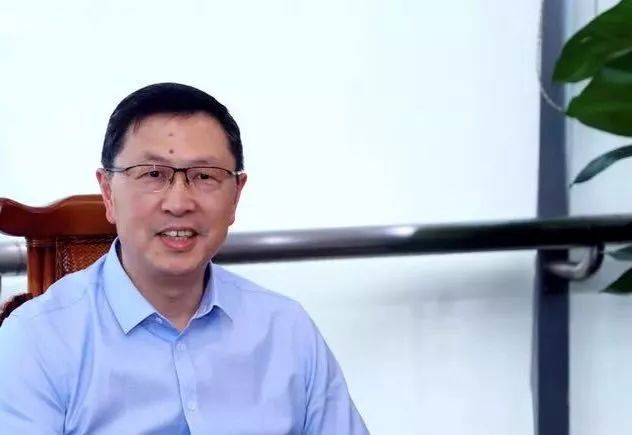 原标题:量变改质变!光伏大咖瞿晓铧博士,引导光伏下一个风口! 2018年6月24日,作为清华校友企业,阿特斯阳光电力集团董事长、总裁兼首席执行官,清华1981级物理系校友瞿晓铧博士受邀参加清华大学产业创新与金融研究院(IIIF)举办的第三期行业分享会,并围绕“光伏产业发展”做主题分享。 清华大学能源互联网创新研究院政策发展研究室主任何继江等与来自高校、企业和投资机构的各领域朋友围绕话题展开讨论