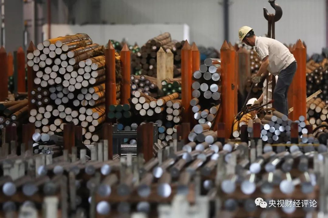原标题：聚焦中国经济半年报 看结构            《聚焦中国经济半年报》 看结构 在国家统计局本月发布的上半年经济数据中显示，上半年中国经济运行过程中结构优化升级是一大亮点：从产业构成看，上半年，第一产业、第二产业和第三产业增加值占GDP的比重分别为5.3%、40.4%和54.3%，与上年同期相比，第一产业比重下降0.5个百分点，第二产业和第三产业比重分别提高0.2个和0.3个百分点。上半年，制造业投资和民间投资增速回升，分别增长6.8%、8.4%，比去年同期提高了1.3个和1.2个百分点，高技术