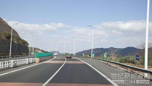 &nbsp;光伏产业发展迅猛，在发展的同时也带动了相关的产业的发展，光伏高速也由此诞生，据了解浙江将建具备智能、快速、绿色、安全等要素光伏高速公路，具体的情况如何呢?下面跟小编一起来了解吧。浙江省要建设全国首条超级高速公路的说法于近日得到了官方证实